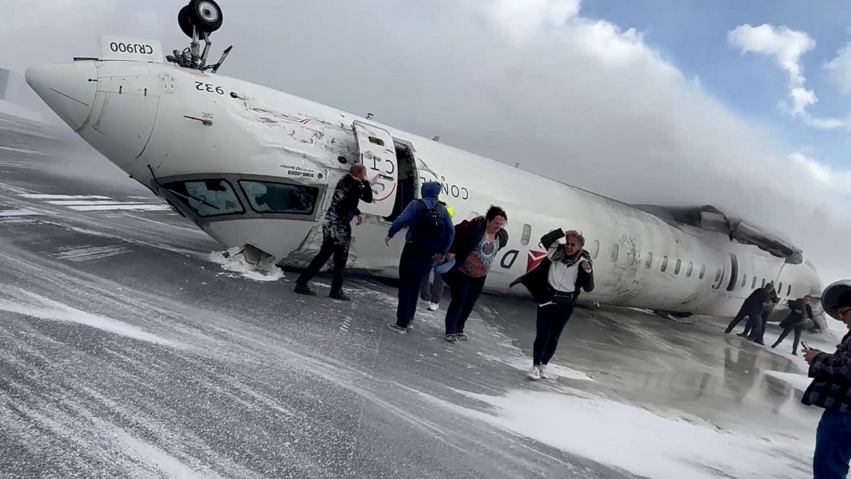 Το αναποδογυρισμένο αεροσκάφος στο Τορόντο