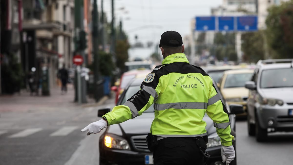 Λήξη συναγερμού στη Ρηγίλλης: Ολοκληρώθηκε ο έλεγχος στο ύποπτο αντικείμενο – Στην κυκλοφορία ο δρόμος