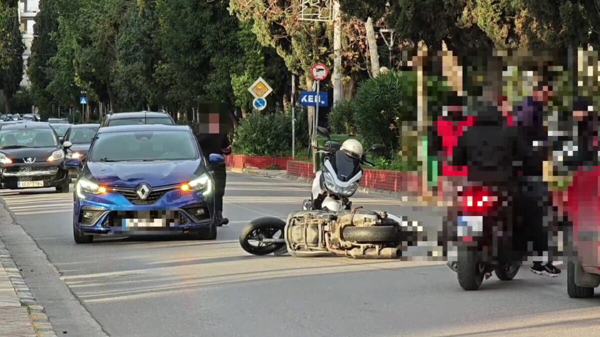 Νέα Φιλαδέλφεια: Τροχαίο στη Λεωφόρο Δεκελείας – Τραυματίστηκε οδηγός μηχανής