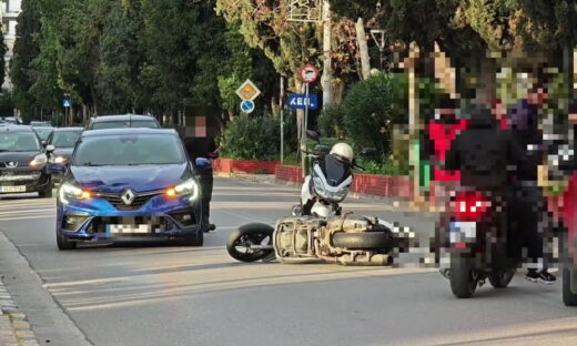 Νέα Φιλαδέλφεια: Τροχαίο στη Λεωφόρο Δεκελείας – Τραυματίστηκε οδηγός μηχανής