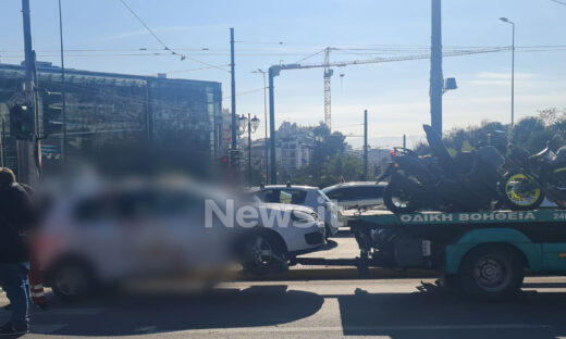 Γερανός μεταφέρει το ΙΧ και το μηχανάκι