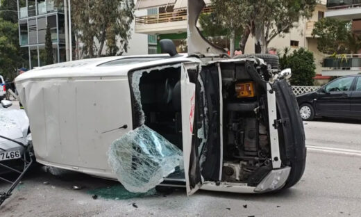 Σοβαρό τροχαίο στο Ψυχικό με ανατροπή αυτοκινήτου: Τρεις τραυματίες, ο ένας σε εξαιρετικά κρίσιμη κατάσταση