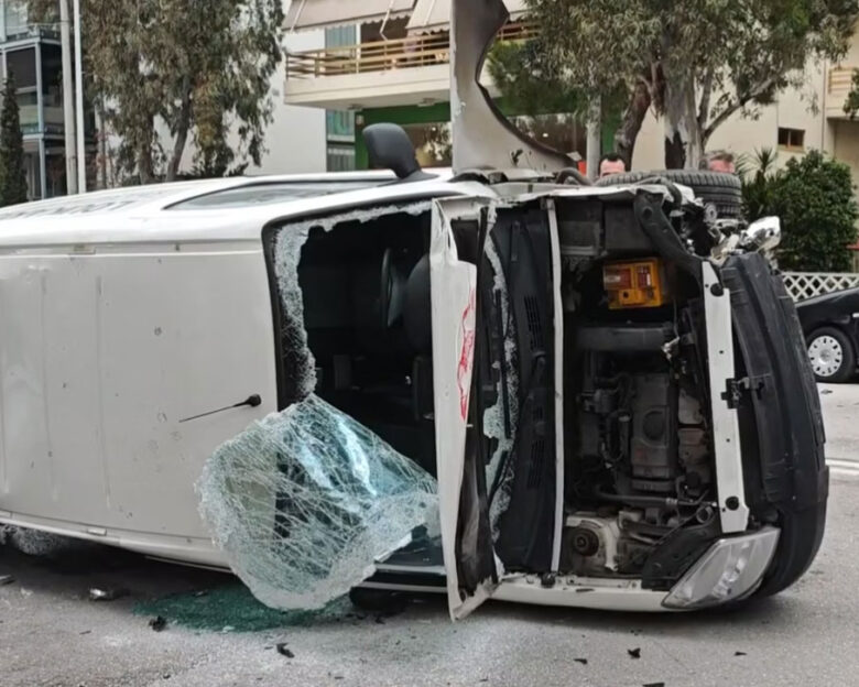 Σοβαρό τροχαίο στο Ψυχικό με ανατροπή αυτοκινήτου: Τρεις τραυματίες, ο ένας σε εξαιρετικά κρίσιμη κατάσταση