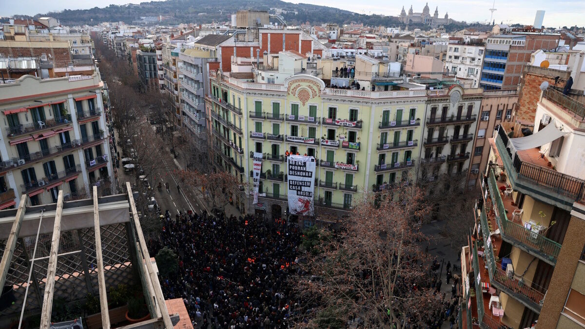 Ο δήμος Βαρκελώνης μπλοκάρει την έξωση δεκάδων ενοικιαστών: Αγοράζει πολυκατοικία για να μην γίνουν Airbnb τα διαμερίσματα