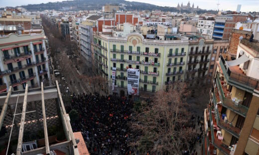 Ο δήμος Βαρκελώνης μπλοκάρει την έξωση δεκάδων ενοικιαστών: Αγοράζει πολυκατοικία για να μην γίνουν Airbnb τα διαμερίσματα