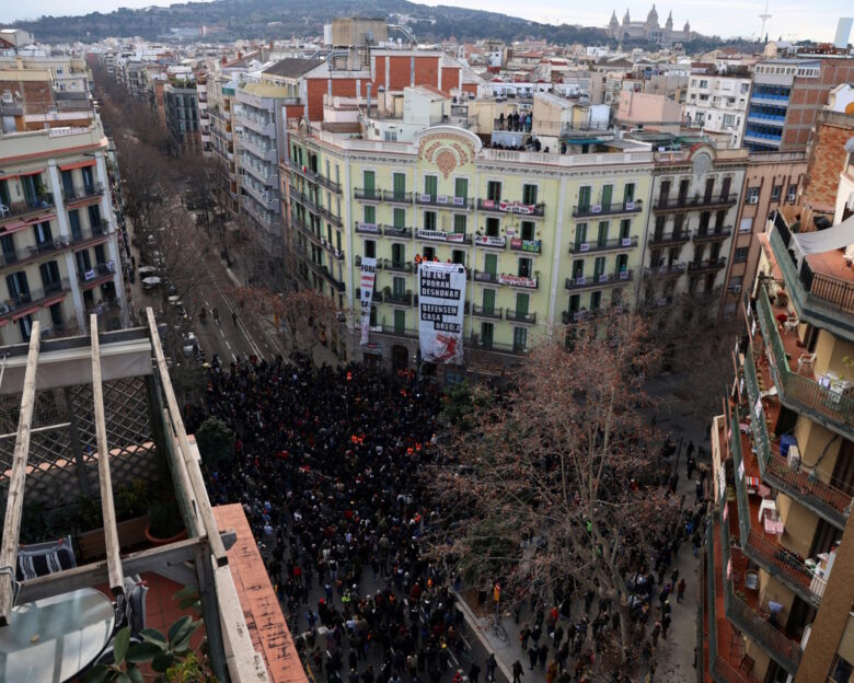 Ο δήμος Βαρκελώνης μπλοκάρει την έξωση δεκάδων ενοικιαστών: Αγοράζει πολυκατοικία για να μην γίνουν Airbnb τα διαμερίσματα