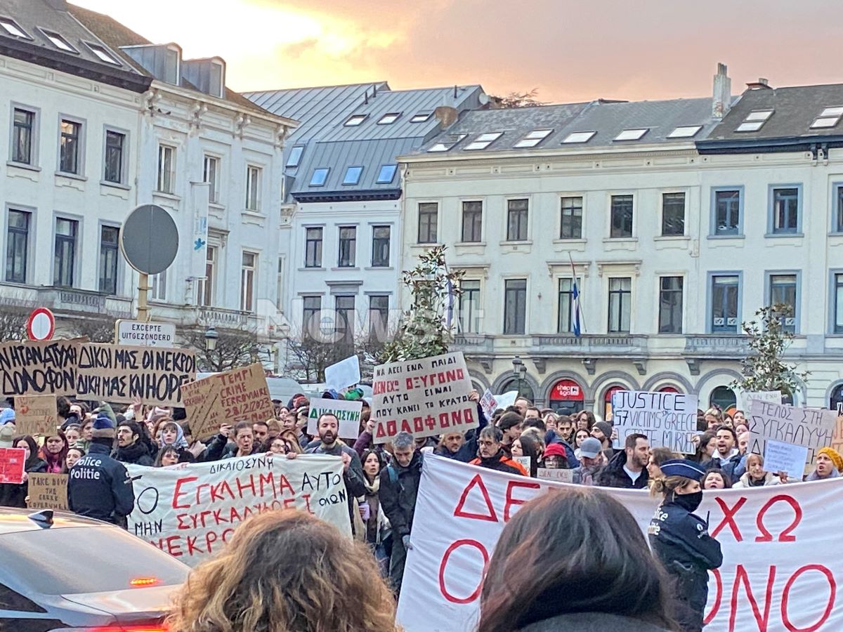 Κρατώντας στα χέρια πανό που έγραφαν τις φράσεις «Δεν έχω οξυγόνο», οι Έλληνες των Βρυξελλών εκδήλωσαν τη συμπαράσταση τους στις οικογένειες των θυμάτων της σιδηροδρομικής τραγωδίας