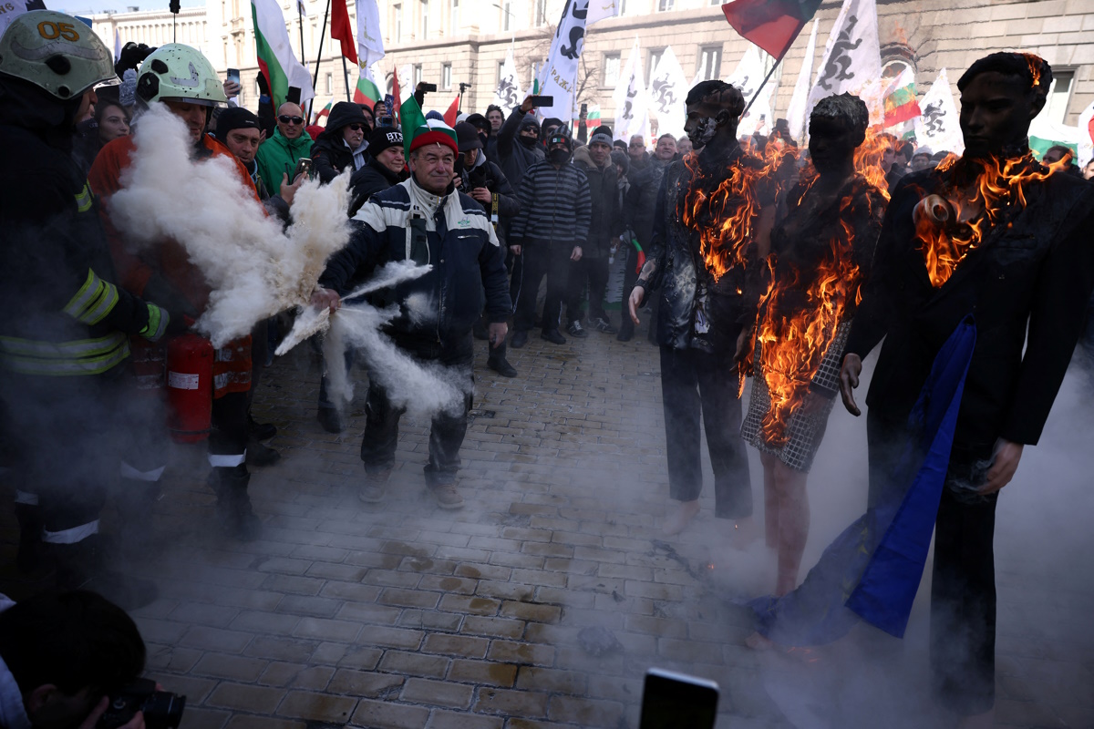 Διαδηλωτές στη Σόφια καίνε ομοιώματα Ευρωπαΐων αξιωματούχων