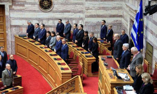 Ενός λεπτός σιγή στη Βουλή για τα Τέμπη