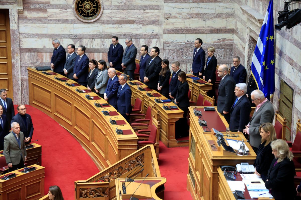 Ενός λεπτός σιγή στη Βουλή για τα Τέμπη