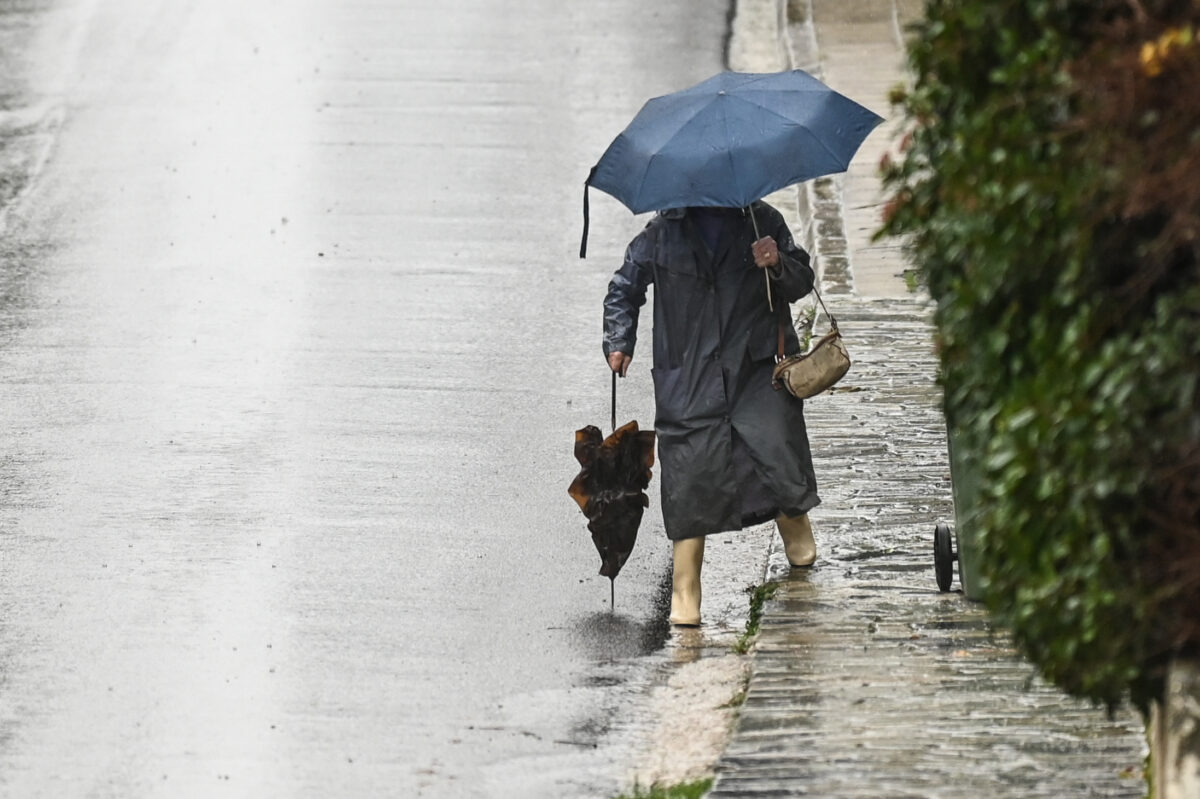 Καιρός: Προσοχή για έντονες βροχοπτώσεις σε Αττική και Βοιωτία τη Δευτέρα – Πτώση της θερμοκρασίας έως 8°C