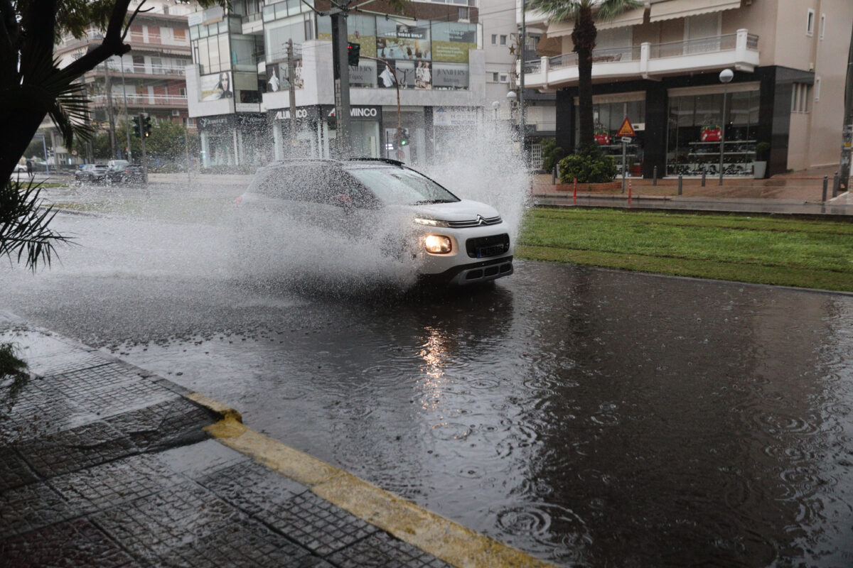 Πλημμυρισμένοι δρόμοι από τη βροχή