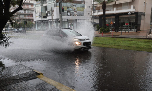 Πλημμυρισμένοι δρόμοι από τη βροχή