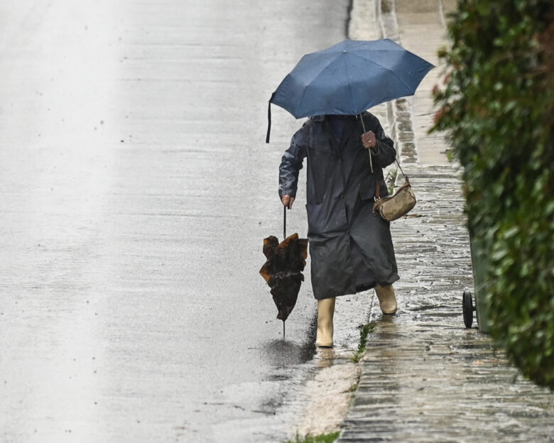 Καιρός: Προσοχή για έντονες βροχοπτώσεις σε Αττική και Βοιωτία τη Δευτέρα – Πτώση της θερμοκρασίας έως 8°C