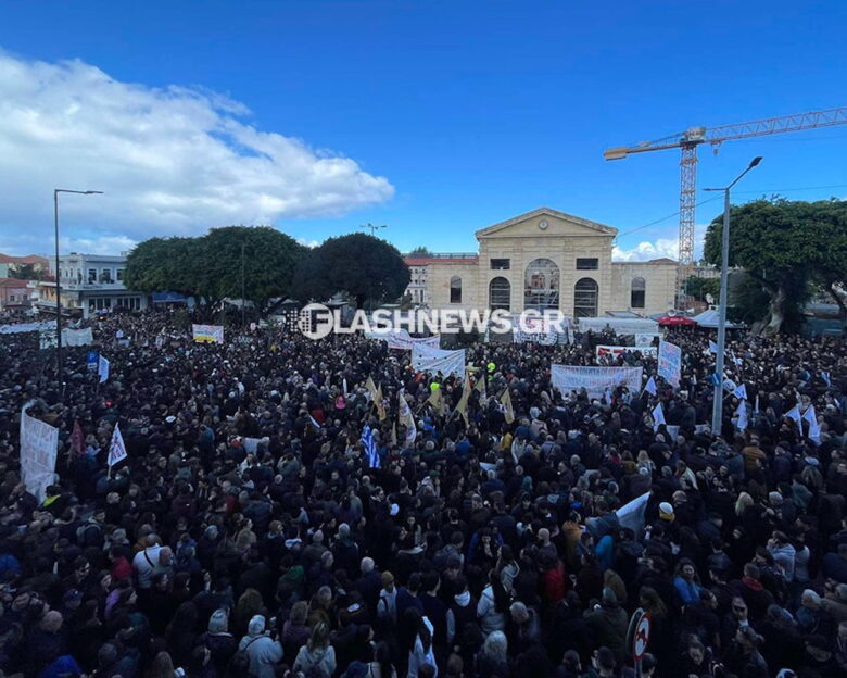 Τέμπη: «Βουλιάζουν» τα Χανιά στο μαζικό συλλαλητήριο