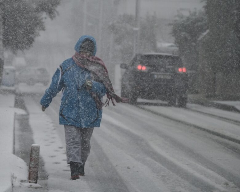 Καιρός σήμερα: Πολικές θερμοκρασίες, χιονόνερο και χιόνια ακόμα και στην Αττική – Βροχές στα ανατολικά και θυελλώδεις άνεμοι