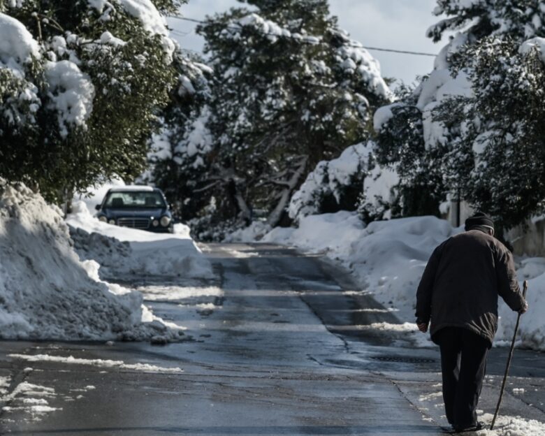 Καιρός σήμερα: Ασθενείς χιονοπτώσεις σε Κρήτη και Εύβοια και στα ηπειρωτικά – Βροχές, κρύο και σύννεφα στην υπόλοιπη χώρα