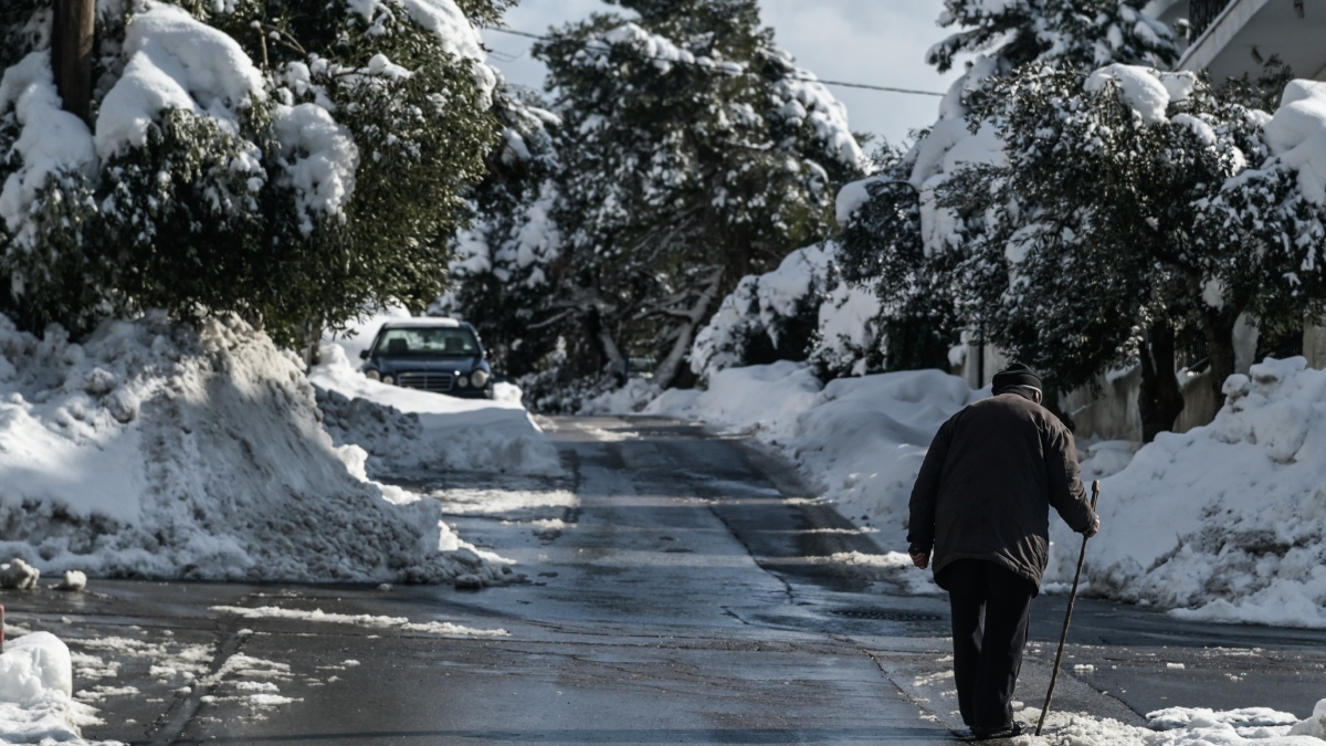 Καιρός σήμερα: Ασθενείς χιονοπτώσεις σε Κρήτη και Εύβοια και στα ηπειρωτικά – Βροχές, κρύο και σύννεφα στην υπόλοιπη χώρα