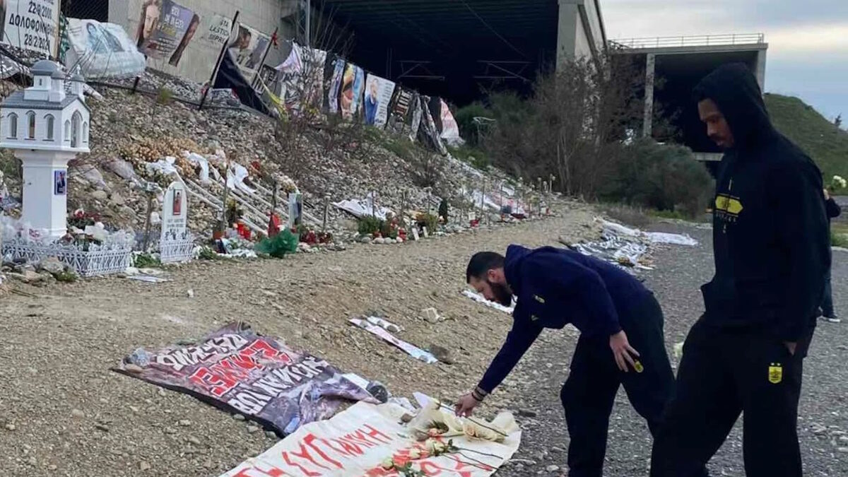 Ο μπασκετικός Άρης έκανε στάση στα Τέμπη για να τιμήσει τη μνήμη των 57 θυμάτων της τραγωδίας