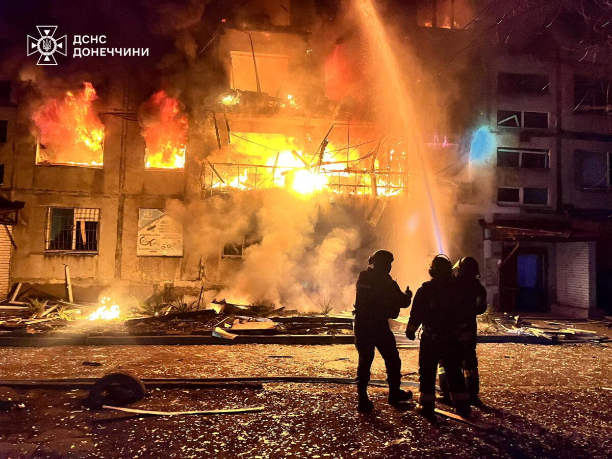 Πυροσβέστες προσπαθούν να σβήσουν φωτιά σε κτίριο στην Ντομπροπίλια