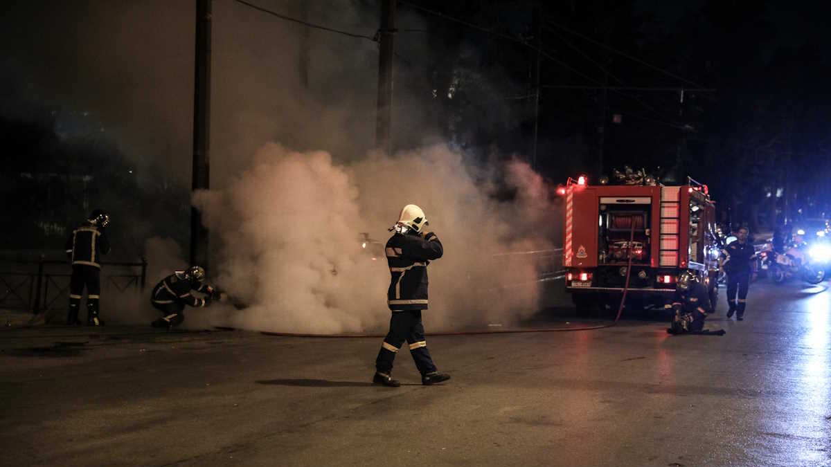 Άνδρες της Πυροσβεστικής Υπηρεσίας σε κατάσβεση φωτιάς