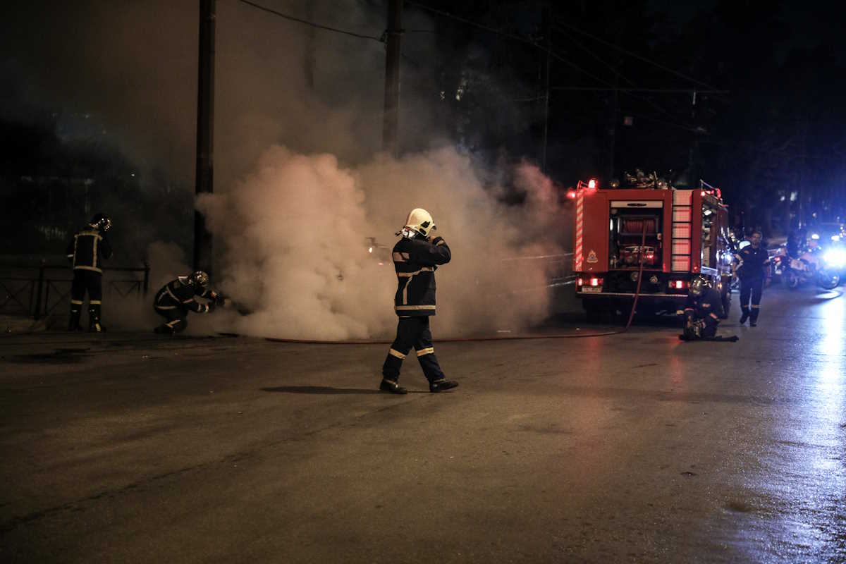 Άνδρες της Πυροσβεστικής Υπηρεσίας σε κατάσβεση φωτιάς