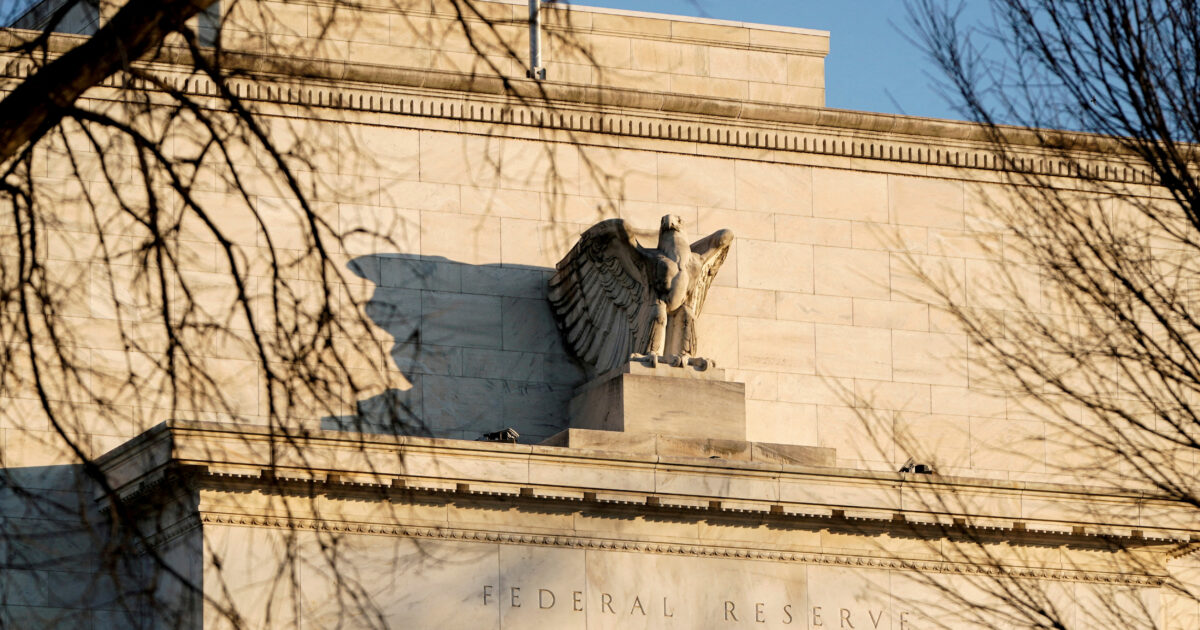 Σταθερά κράτησε τα επιτόκια η Fed