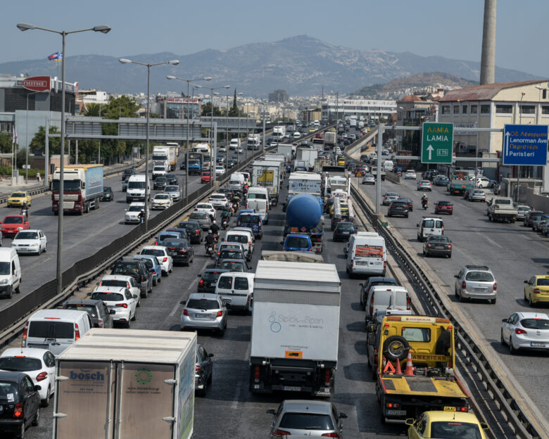 Κίνηση στους δρόμους: Καθυστερήσεις στον Κηφισό και σε πολλά σημεία της Αθήνας