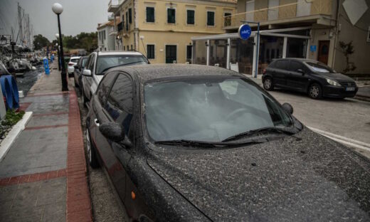 Λασποβροχή λερώνει τα αυτοκίνητα