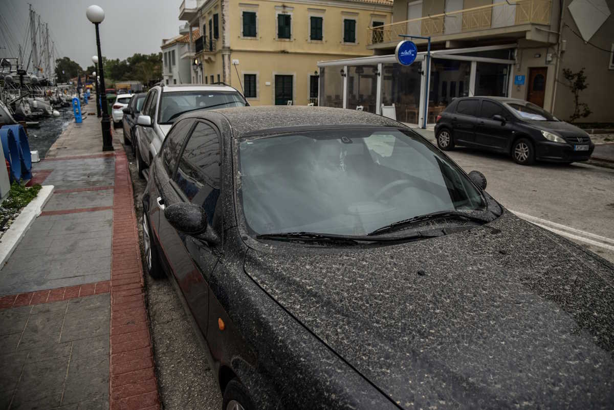 Λασποβροχή λερώνει τα αυτοκίνητα