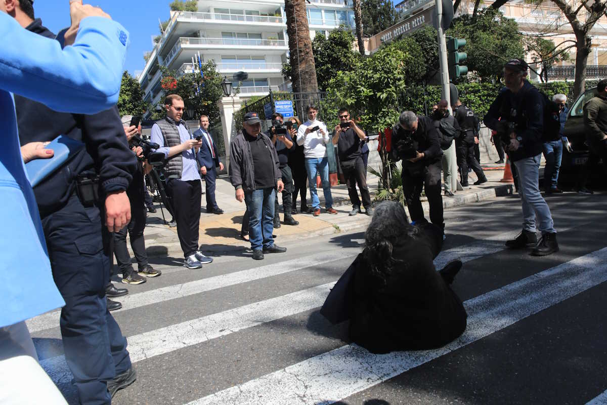 Η Ελένη Λουκά έξω από το Προεδρικό Μέγαρο κατά την ορκωμοσία του νέου σχήματος της Κυβέρνησης