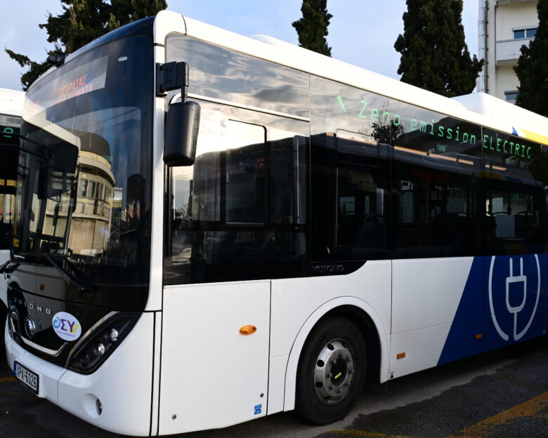 ΟΣΥ: Σε διαθεσιμότητα οδηγός λεωφορείου που χρησιμοποιούσε το κινητό του εν ώρα εργασίας