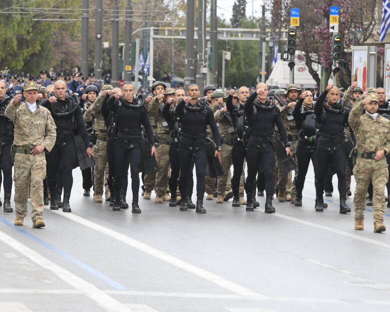 25η Μαρτίου: Οι πιο χαρακτηριστικές στιγμές από την στρατιωτική παρέλαση – Από τα ΟΥΚ, στα Rafale και στα άρματα μάχης