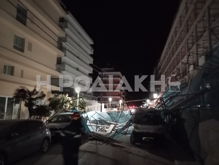 Ισχυροί άνεμοι έριξαν σκαλωσιά πάνω σε σταθμευμένα αυτοκίνητα στη Ρόδο