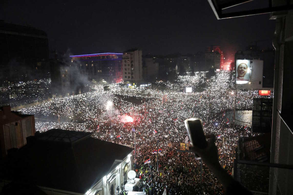 Φοιτητές και αντικυβερνητικοί διαδηλωτές σε νέα διαμαρτυρία στο Βελιγράδι για την τραγωδία του σιδηροδρομικού σταθμού στο Νόβι Σαντ