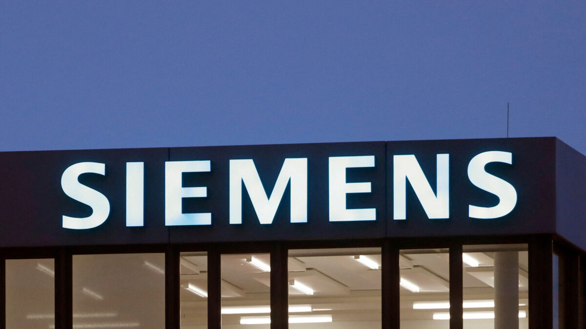 Το λογότυπο της Siemens σε κτίριο γραφείων