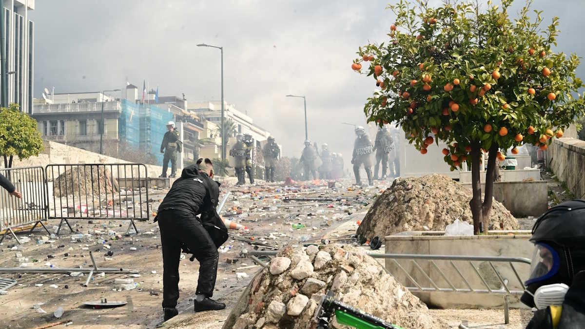 Σκηνή από τα επεισόδια των κουκουλοφόρων στο μεγαλειώδες συλλαλητήριο της Αθήνας για τα δύο χρόνια από τα Τέμπη