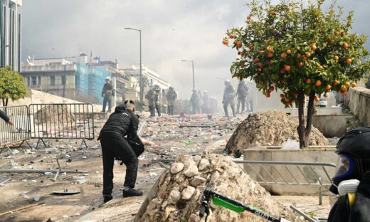 Σκηνή από τα επεισόδια των κουκουλοφόρων στο μεγαλειώδες συλλαλητήριο της Αθήνας για τα δύο χρόνια από τα Τέμπη