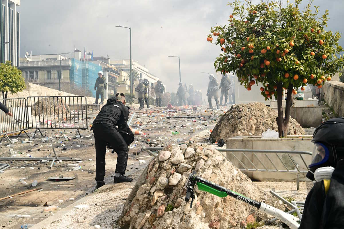 Σκηνή από τα επεισόδια των κουκουλοφόρων στο μεγαλειώδες συλλαλητήριο της Αθήνας για τα δύο χρόνια από τα Τέμπη