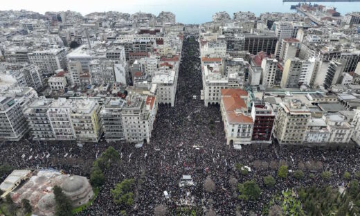 Το μεγαλειώδες συλλαλητήριο της Θεσσαλονίκης για τα δύο χρόνια από το σιδηροδρομικό δυστύχημα στα Τέμπη