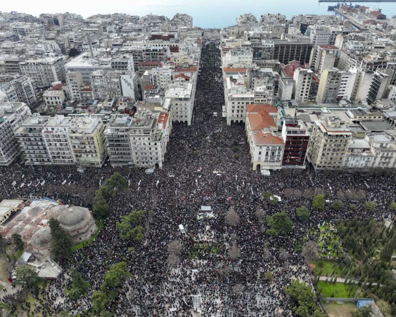 Θεσσαλονίκη: Το viral βίντεο από το συλλαλητήριο για τα Τέμπη – Διαδηλωτές ανοίγουν δρόμο για να περάσει ασθενοφόρο