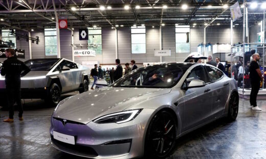 Ένα ηλεκτρικό αυτοκίνητο Tesla Model S στην Έκθεση Αυτοκινήτου του Παρισιού