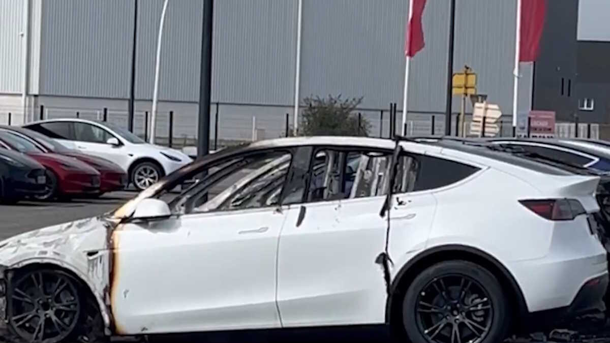 Ένα από τα 12 πυρπολημένα Tesla στην Τουλούζη