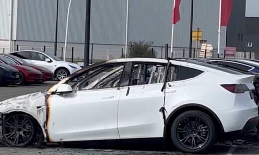 Ένα από τα 12 πυρπολημένα Tesla στην Τουλούζη