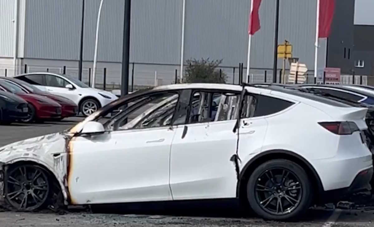 Ένα από τα 12 πυρπολημένα Tesla στην Τουλούζη