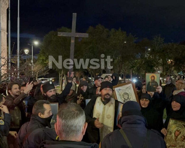 Θεσσαλονίκη: Συγκέντρωση έξω από το θέατρο Αριστοτέλειον για την παράσταση του Χριστόφορου Ζαραλίκου που εμφανίζεται ως «Εσταυρωμένος»