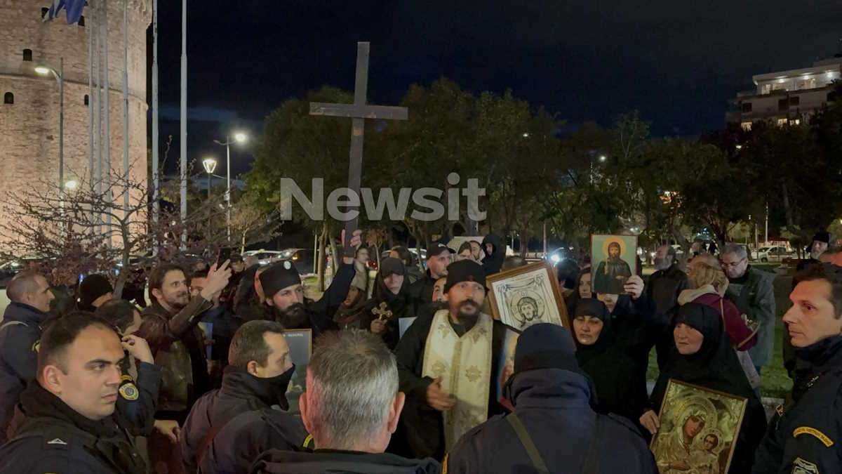 Στιγμιότυπο από τη συγκέντρωση διαμαρτυρίας έξω από το θέατρο Αριστοτέλειον της Θεσσαλονίκης