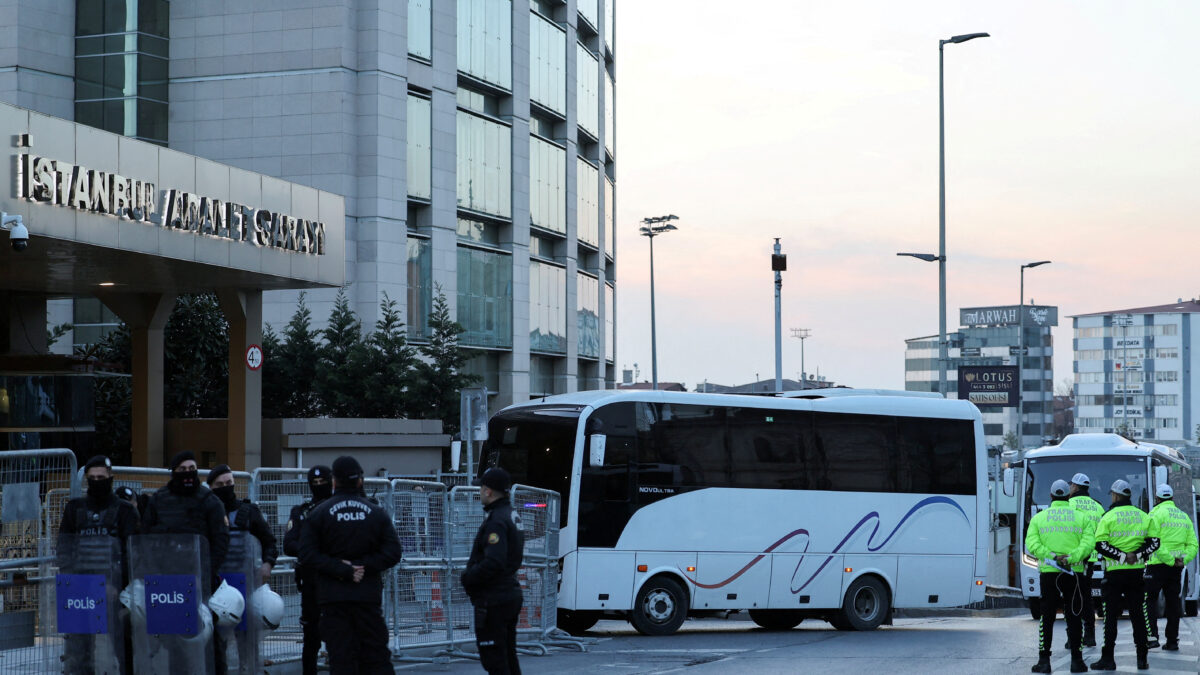 Ο δήμαρχος της Κωνσταντινούπολης έφτασε στο δικαστήριο για να παρουσιαστεί ενώπιον του εισαγγελέα