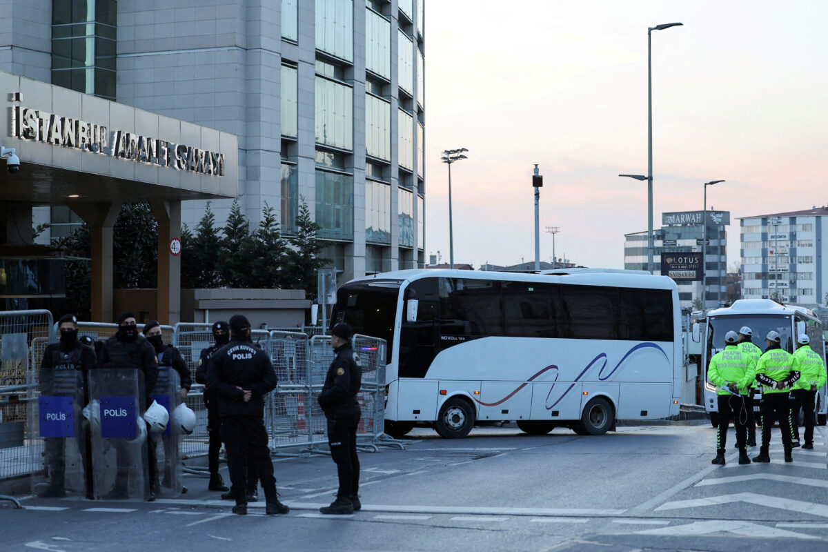 Πούλμαν που μεταφέρει κρατούμενους