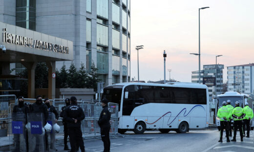 Πούλμαν που μεταφέρει κρατούμενους